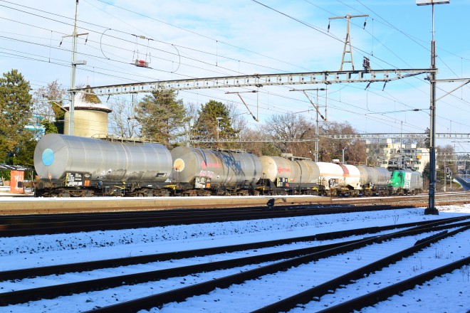 017. Locomotive électrique Prima d'Alstom, BB 437060 Fret-SNCF avec son train de chlore en gare de Nyon, Suisse (11.01.2017).jpg