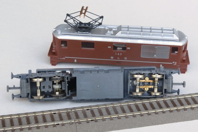 Jouef_HDI_8854_BLS_Re_44_195_H0_scale_bottom-up_view.jpg