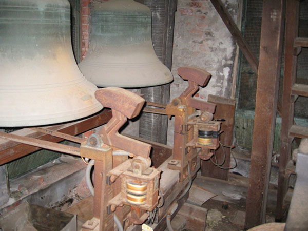 Original-1950s-solenoid-strikers-on-Meneely-Bell-Companys-4-bells-at-Trinity-Epicsopal-Church-Ossining-NY.jpeg