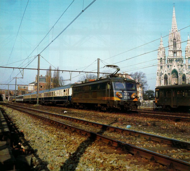 HLe 2558 & 3 NS Bm (ex-DB), 2 SNCF B10c10ux et 1 NS voiture-bar_Cliché C. Hertogs_01.03.1992_29064513_2074904272786894_4205142759204434024_o.jpg