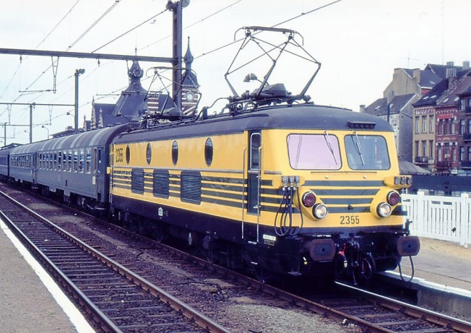 HLe 2355_xx.xx.1976 @ FSR -  en tête d'un train-autos-couchettes à Schaerbeek, probablement vers 1976 (photo et remerciements William Jones).jpg