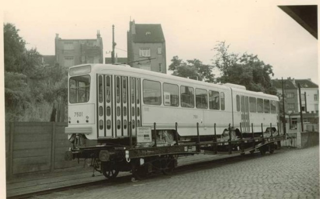 Déchargement de la motrice 7501 (prototype) à Uccle-Calevoet._Vanitterbeek trams bxl FB.jpg