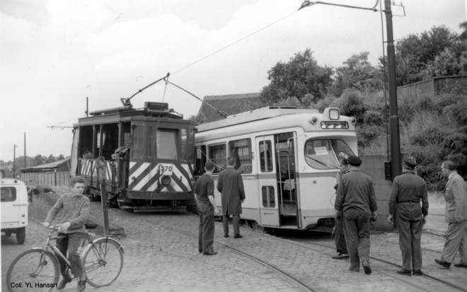 Déchargement de la Duwag à Calevoet en 1962_Luc Walravens trams bxl FB.jpg