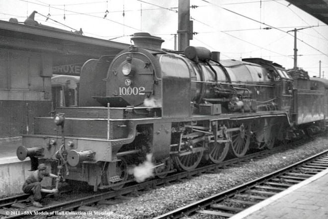 HLv 10.002_21.08.1954 @ Bruxelles-Midi train à destination du Luxembourg_John Turner - 53A Models of Hull Collection (R. Munday).jpg