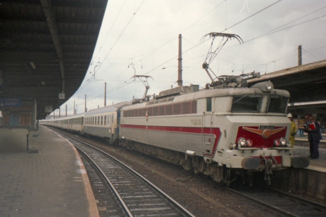 CC 40110 SNCF_25.05.1996 @ FBMZ vient d'entrer en gare en tête du train INT 283 Paris-Nord - Amsterdam et sera remplacée par HLE 2558_Trains en voyage.jpg