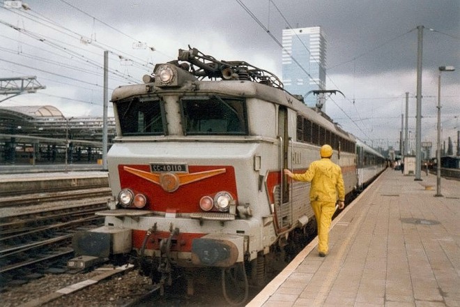 CC 40110 SNCF_25.05.1996 @ FNMZ_vient de se mettre en tête du train 284 Amsterdam Cs - Paris-Nord_Trains en Voyage.jpg