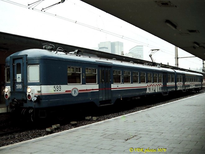 AM 599 - 70A_10.02.1990 @ Bruxelles-Nord - train IC N_Jean Van Der Kelen.jpg
