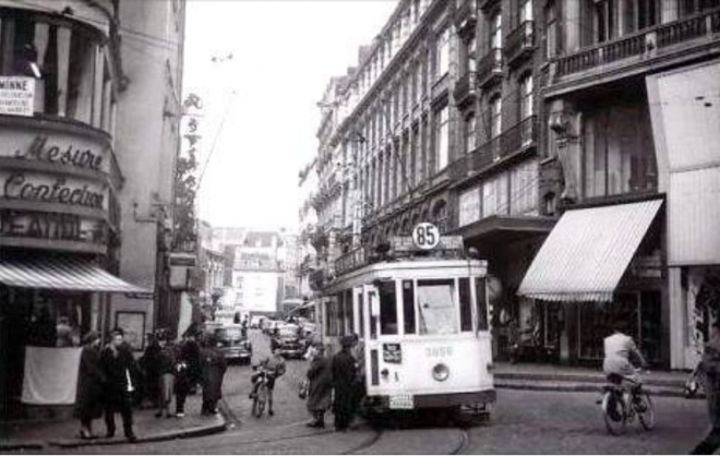 Rue Sainte-Catherine, au carrefour de la Rue des Poissonniers, le 6 mars 1956. Collection Ameryckx..PNG