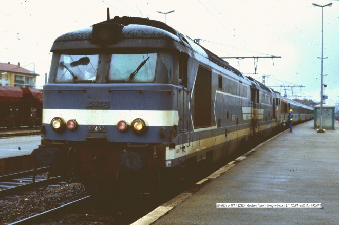 BB 67437 en UM + 22303 - Bourg-en-Bresse - 27.11.2001.jpg