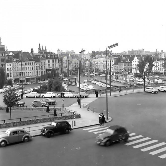 Bruxelles - 1962 - Parking de la gare Bruxelles-Central avec sa pompe à essence.jpg