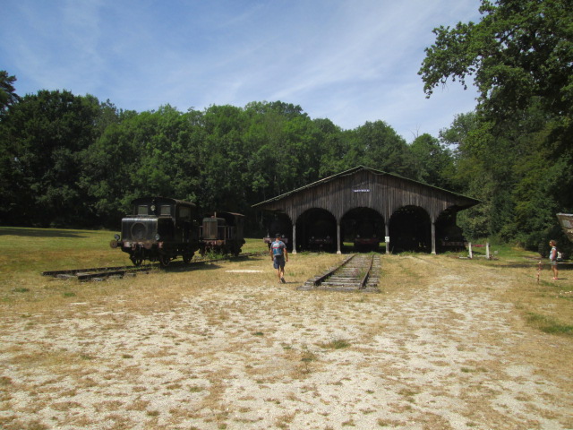 Vue d'ensemble locomotive château Saint-Fargeau.JPG