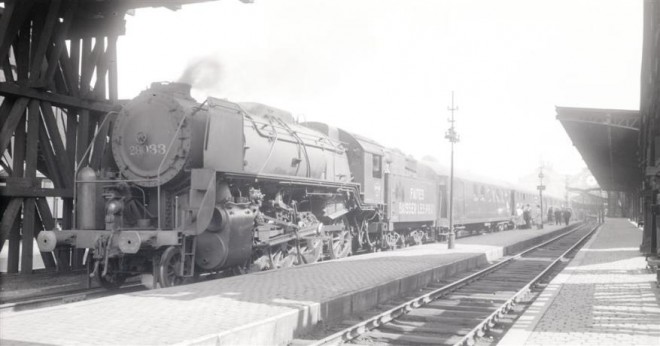 HLv 29.033 & tender 25.033_13.08.1948 @ Bruxelles-Midi_Locomotive à vapeur 29.033 en gare de Bruxelles-Midi_Q0500.jpg