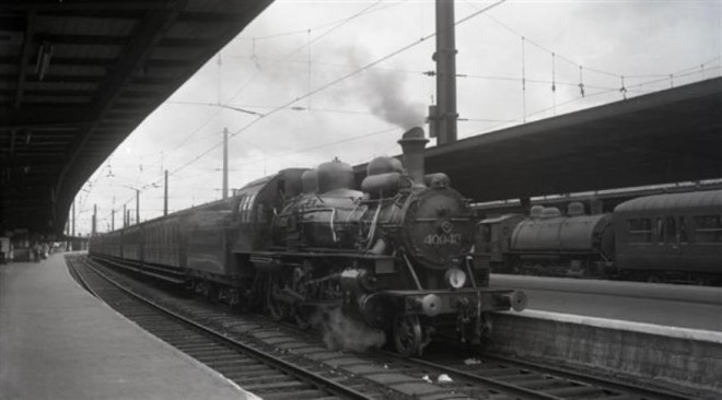 HLv 40.043 avec tender et locomotive-tender 57.038_09.08.1954 @ Bruxelles-Midi_Joop Quanjer_TW Q0113.jpg