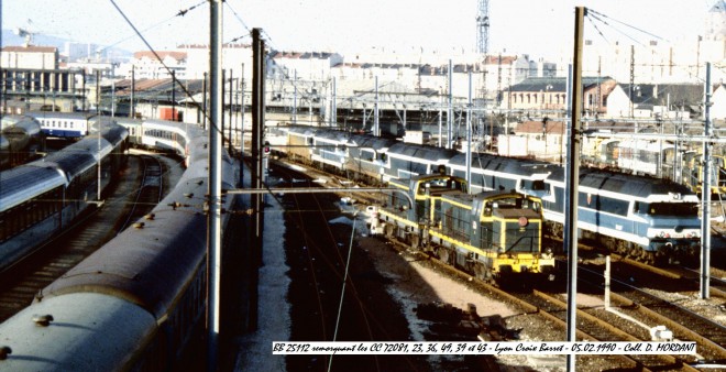 BB 25112 remorquant les CC 72081, 23, 36, 49, 39 et 43 - Lyon Croix Barret - 05.02.1990.jpg