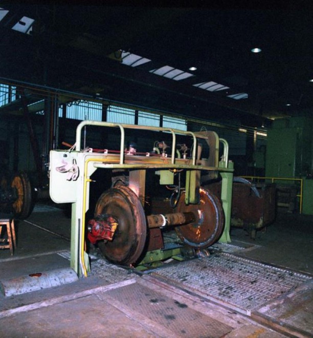 Atelier de tournage de roues à l'atelier de Luttre - 1986_TW K00662c.jpg