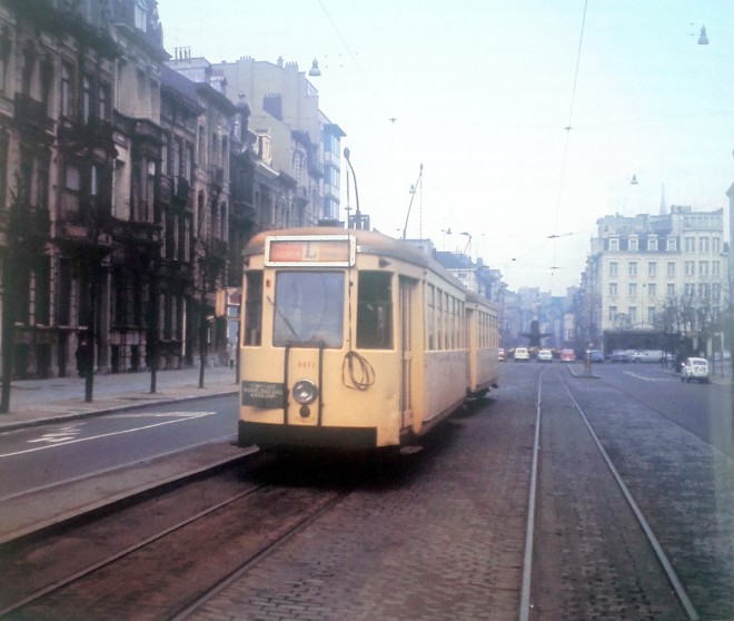 Bruxelles - Avenue de Stalingrad - motrice  S 9977 sur ligne L_28.10.1965_cl. J. Berger.jpg