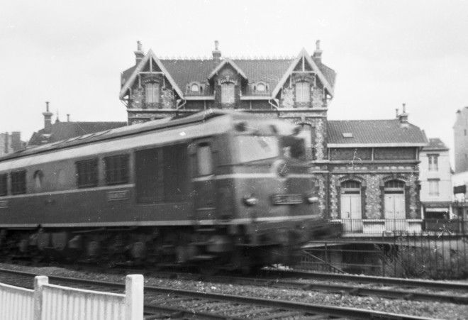 122 - CC 65500 devant la gare d'Epinay le 27 juin 66.jpg