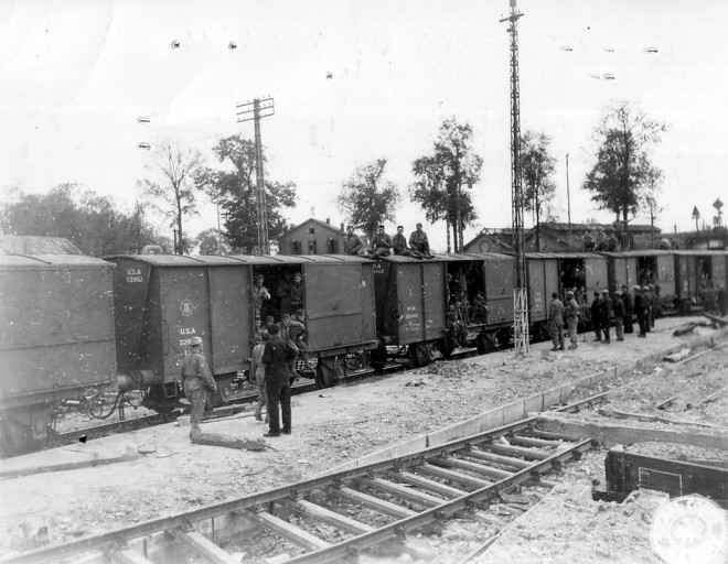 wagons américains de marchandises en gare d%27%27Alençon.27 juillet 1944.jpg