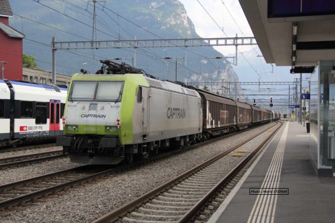 CAPTRAIN 185 541-0 pour pousse MRCE ES64 F4 111 UM ES64 F4 114 Train de papier Marchandise Altdorf 20-07-2015 NMS.jpg