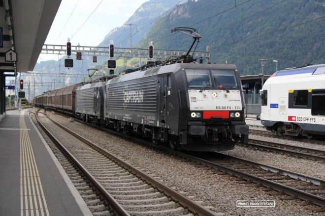 CAPTRAIN MRCE ES64 F4 111 UM ES64 F4 114 Train de papier Marchandise Altdorf 20-07-2015 NMS_v1.jpg
